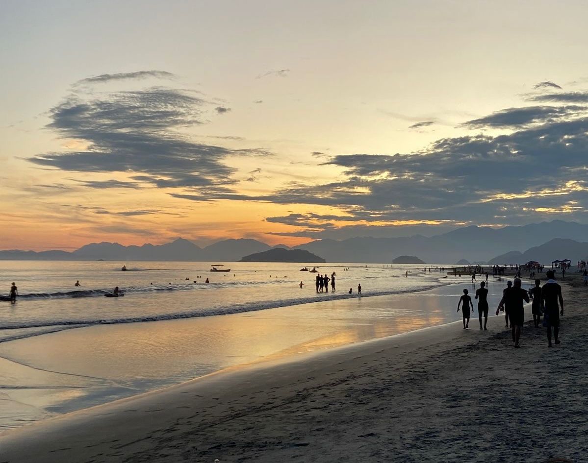 Pemandangan Pantai Manggar Segarasari saat sore hari